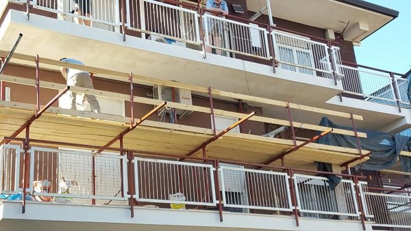 Balconi condominiali, ringhiere e sottobalconi: chi paga le spese?